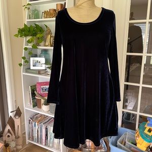 Beautiful Soft Surroundings velour size M dress in navy